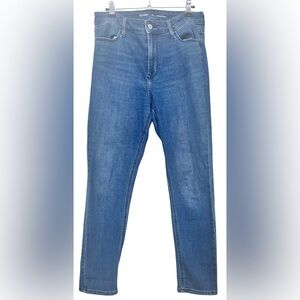 Old Navy High-Rise Super Skinny 8 Short Jeans.